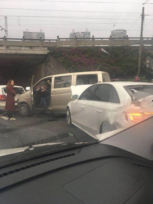 小车相撞的爆料视频播放,事故现场触目惊心